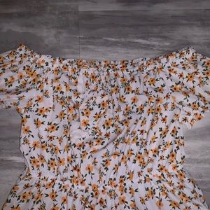 A sunflower off the shoulder roper